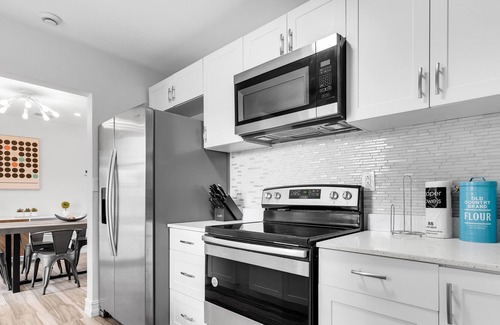 Driftwood House | Heated Pool Home close Hard Rock, 16 mins to Ocean