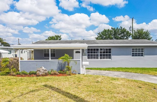 Driftwood House | Heated Pool Home close Hard Rock, 16 mins to Ocean