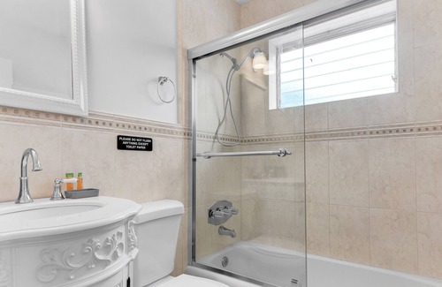 Driftwood House | Heated Pool Home close Hard Rock, 16 mins to Ocean