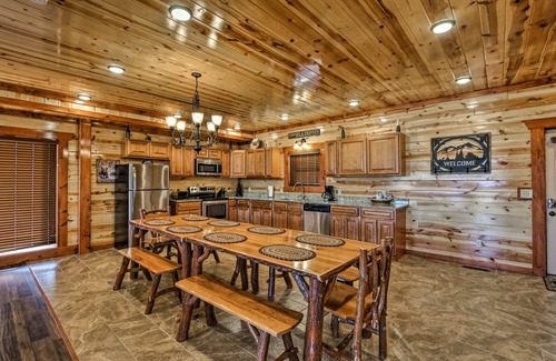 Gatlinburg - Pigeon Forge Cabin | 💦🏞️ Heated Pool home with Gorgeous Mountain Views