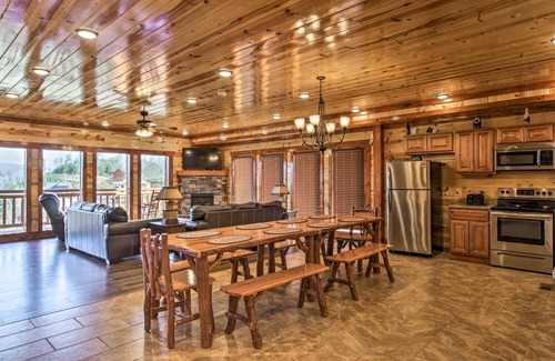 Gatlinburg - Pigeon Forge Cabin | 💦🏞️ Heated Pool home with Gorgeous Mountain Views