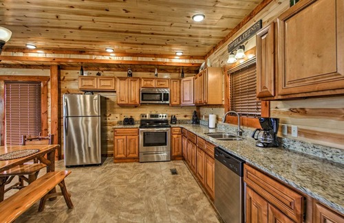 Gatlinburg - Pigeon Forge Cabin | 💦🏞️ Heated Pool home with Gorgeous Mountain Views