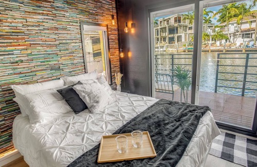 Hendricks and Venice Isles House | Heated Pool+HOUSE BOAT! 1 Mile To Beach/Las Olas!