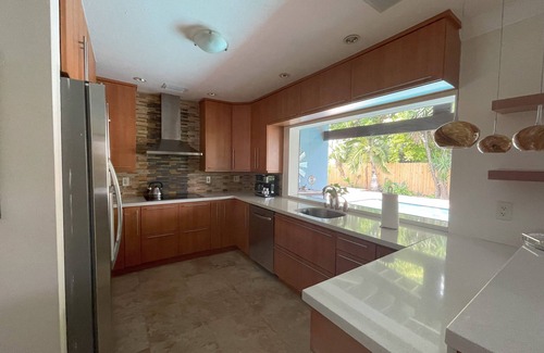 Ludlam House | Heated pool, King beds, full outdoor kitchen, gate, blocks from highway exit.
