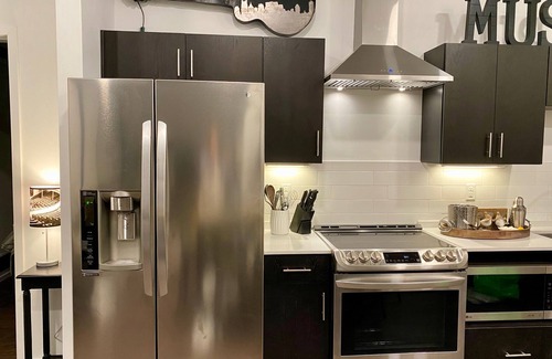 Edgehill Condo | Heated POOL opens March⭐️ Downtown Nashville 🎵 FREE Parking, Honky Tonks 1mi