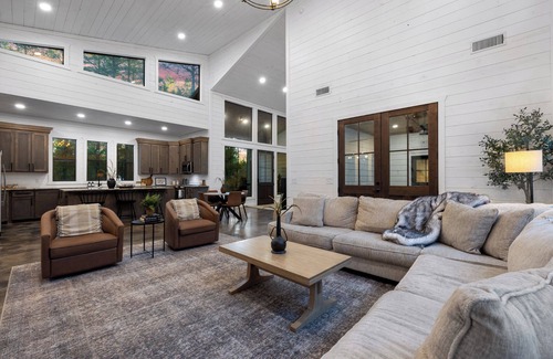 Pickens Cabin | Heated Pool +Pickleball/Hoops+6 Hole Golf+Swings!