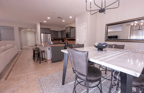 Fox Crossing House | Heated Pool, Sleeps 8, Bikes, BBQ, LOTS of Games!