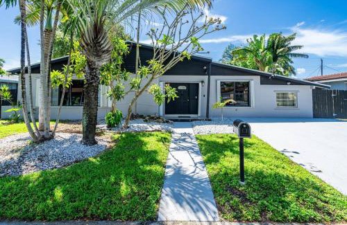 North Miami Beach Villa | Heated Pool Tropical Backyard 3 Bedrooms, 12 min to the Ocean