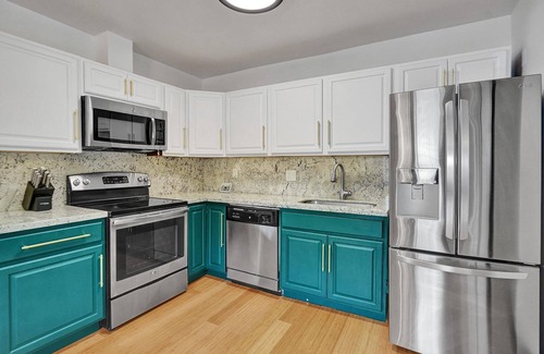 South Middle River House | Heated Salt-Water Pool 2 BR Oasis/Pets OK 5 min to Fort Lauderdale Beach