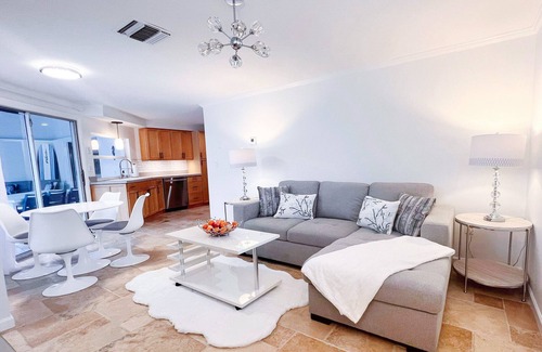 Gulf Gate Woods House | Heated Salt Water Pool House - Siesta Key Beach 5 min