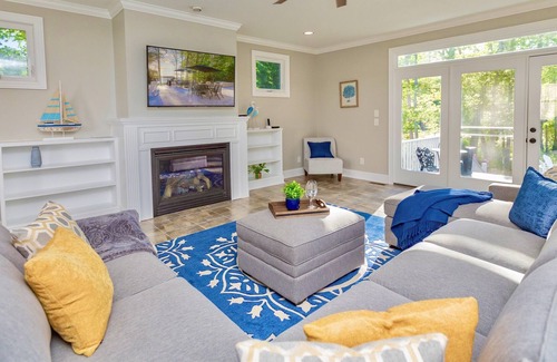 Halifax County House | 💥Heated Saltwater Pool for 2024, 8 Bedrms, Sunset Views, Main Lake Cove, Pets🥇