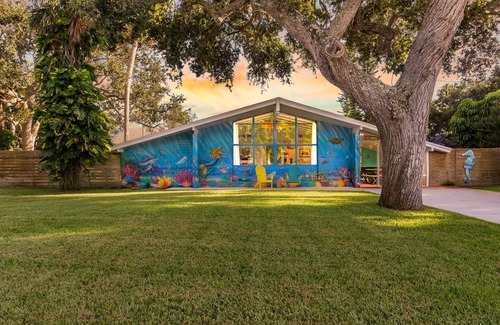 Cocoa Isles House | HeatedLargePool~Walk2Beach~FirePit~MiniGolf~2Kings~BeachGear~TikiHut~Bikes~Games