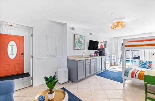 Crescent Beach House | HeatedPool|HotTub|3minWalk2Beach|GameRm