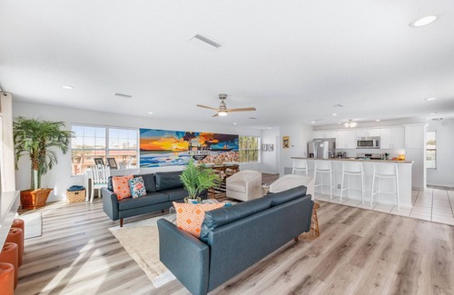 Crescent Beach House | HeatedPool|HotTub|3minWalk2Beach|GameRm