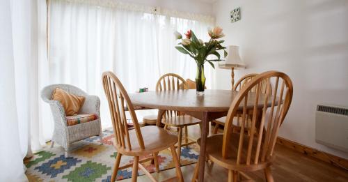 Boat of Garten House | Heath Cottage, Tranquil Cottage by the Woods