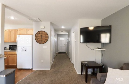 Moscow House | Heather’s Home- 3 Bed, 2.5 Bath, full kitchen. Clean and comfortable Moscow home