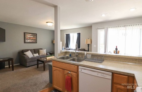 Moscow House | Heather’s Home- 3 Bed, 2.5 Bath, full kitchen. Clean and comfortable Moscow home