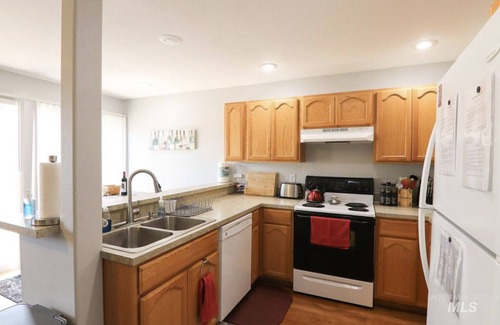 Moscow House | Heather’s Home- 3 Bed, 2.5 Bath, full kitchen. Clean and comfortable Moscow home