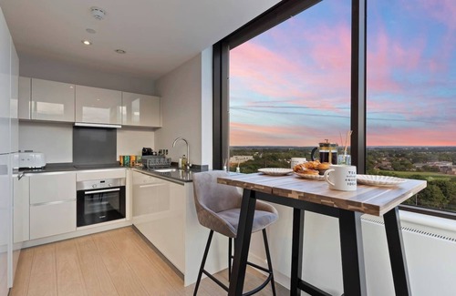 Sunbury on Thames Condo | Heathrow Apartment Sleeps 4