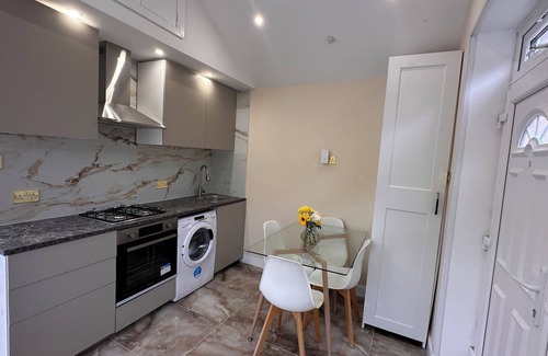 London Borough of Hounslow House | Heathrow-London Modern Guest House Luxe-Free Parking -EV Car charger