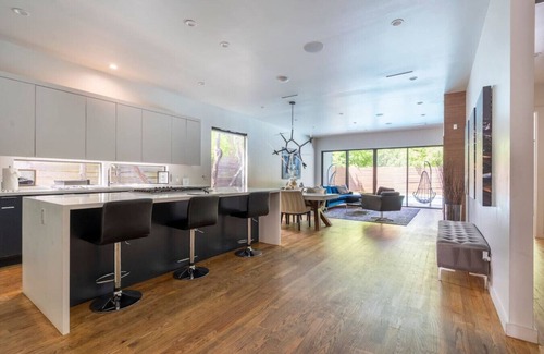 OST - South Union House | Heaven in Houston · Heaven in Houston, Designer Oasis w Pool