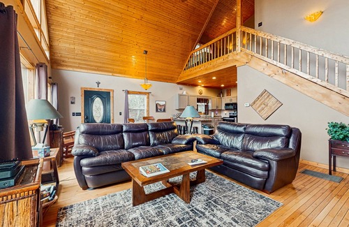 Bryson City Cabin | Heaven on Earth - Secluded cabin w/hot tub, deck, views - located in Bryson City
