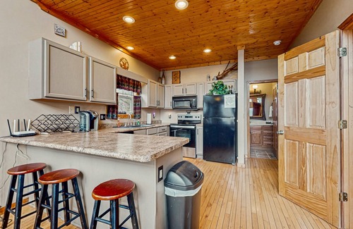 Bryson City Cabin | Heaven on Earth - Secluded cabin w/hot tub, deck, views - located in Bryson City