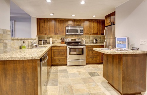 Village North Condo | Heavenly 2BR/2BA. Private Hot-tub & Mountain View’s