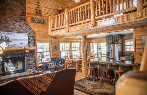 Saugatuck Cabin | Heavenly 7 Retreat -Rustic Luxury Cozy Cabin - Kingfisher Cove