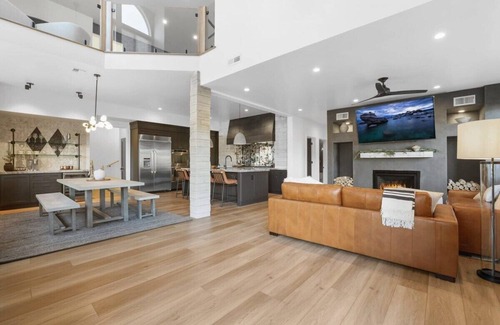 South Lake Tahoe Cabin | Heavenly Haven: Ski & Beach Getaway