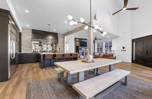 South Lake Tahoe Cabin | Heavenly Haven: Ski & Beach Getaway