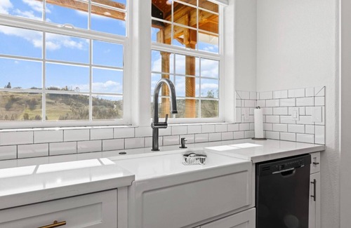 Jayhawk House | Heavenly Heights 3-bed, 3 bath Scenic Getaway on a 10 Acre lot in Placerville