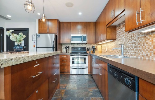 Canmore Apartment | Heavenly Mountain Condo - Outdoor Hot Tubs & Steam Room