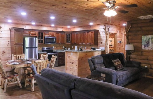 Whittier Cabin | Heavenly mountain views! Premium luxury cabin. Step free entry-Harrah’s Casino.