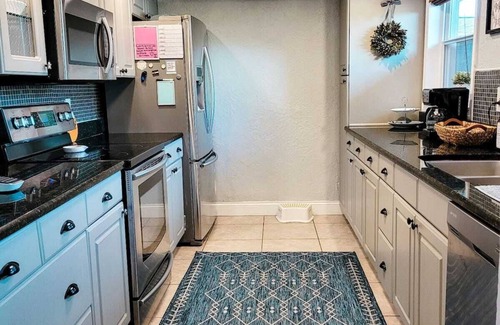 Seminole House | 🌺Heavenly Oasis w Pool *KING BED* Free ☕ 6 Min to Beach🌊 & Pinellas Trail