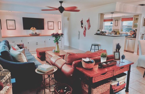 Seminole House | 🌺Heavenly Oasis w Pool *KING BED* Free ☕ 6 Min to Beach🌊 & Pinellas Trail