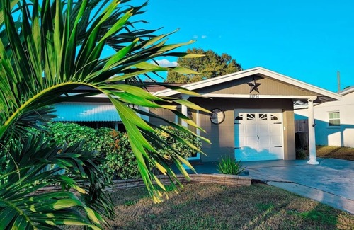 Seminole House | 🌺Heavenly Oasis w Pool *KING BED* Free ☕ 6 Min to Beach🌊 & Pinellas Trail