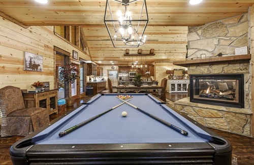 Broken Bow Cabin | Heavenly Pines Cabin- Couples or Family, Entertaining Areas, Pool table, Hot Tub