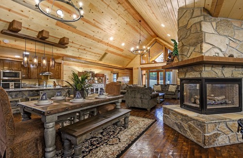 Broken Bow Cabin | Heavenly Pines Cabin- Couples or Family, Entertaining Areas, Pool table, Hot Tub