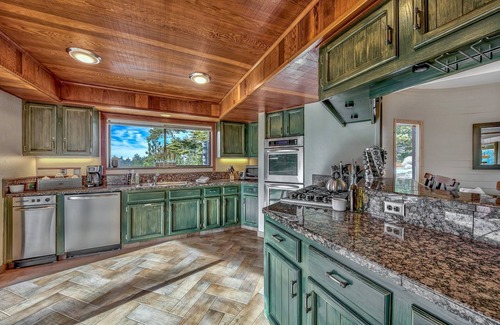 Tahoe Village House | Heavenly Ski Lodge with lake views - only 1 minute to Boulder Lodge chairlift!