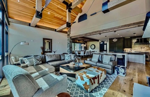 Copper Mountain House | Heavens Gate ~ Ski in/out & Hot Tub ~ Sleeps 26