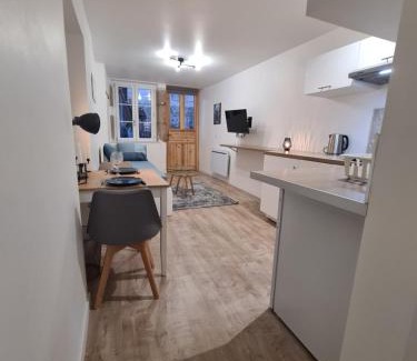 Gex Apartment | HeberGenève : Aux pieds du château