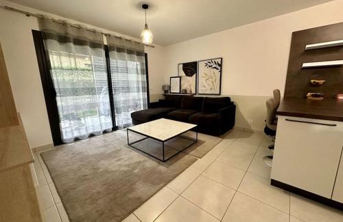 Prevessin-Moens Apartment | HeberGeneve : Domaine de Rochat
