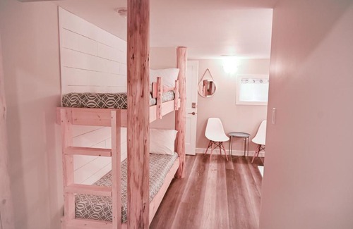 Golden Bed & Breakfast | Hedberg Peak Guest Suites