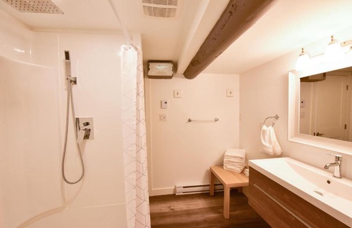 Golden Bed & Breakfast | Hedberg Peak Guest Suites