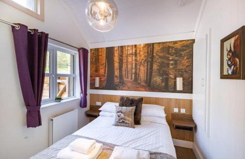 Cupar Apartment | Hedgehog Lodge with Hot Tub