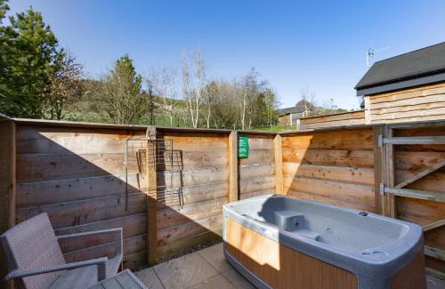 Cupar Apartment | Hedgehog Lodge with Hot Tub