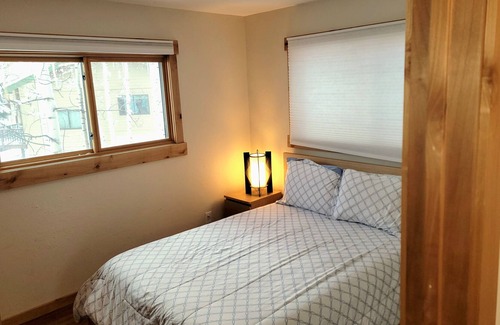 Vail Cabin | Heidi's Hideaway, Sleeps 8, Great Location, Sledding, Fire Pit