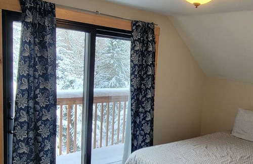 Vail Cabin | Heidi's Hideaway, Sleeps 8, Great Location, Sledding, Fire Pit