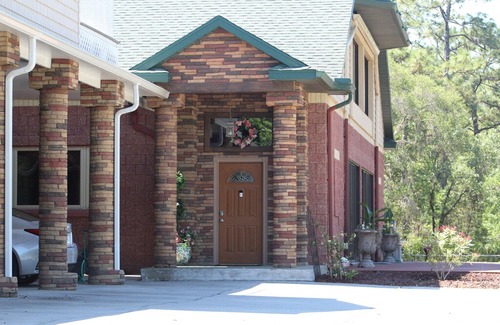 Homosassa Springs House | Heilig Haus Vacation Rental Homosassa Florida (Listed for per room book only)